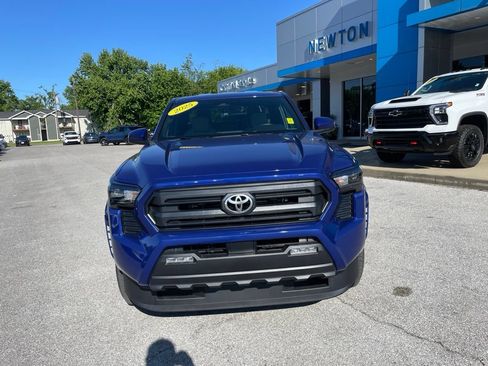 Used 2025 Toyota Tacoma SR5 AWD/4WD image 2