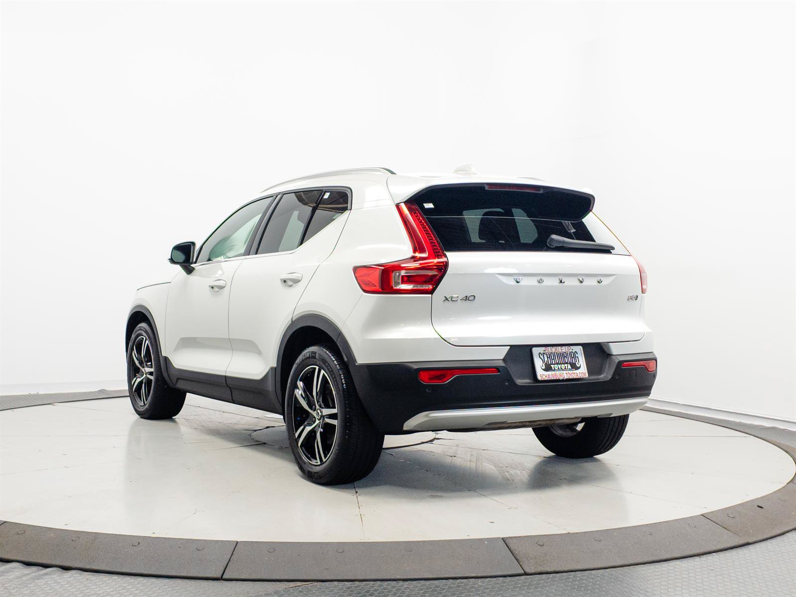 Used 2023 Volvo XC40 B5 Plus AWD/4WD image 9
