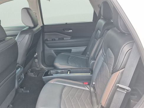 Used 2024 Nissan Pathfinder Platinum AWD/4WD image 13