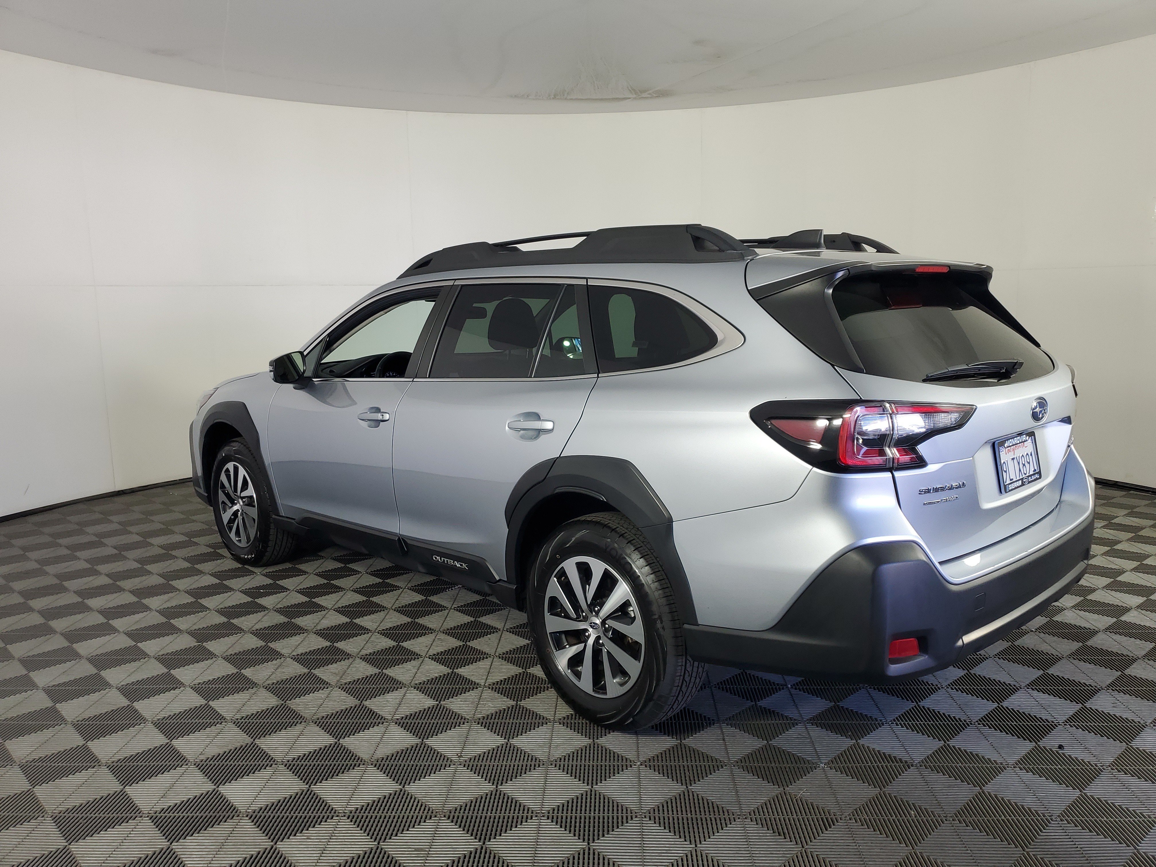 Used 2025 Subaru Outback Premium AWD/4WD image 6