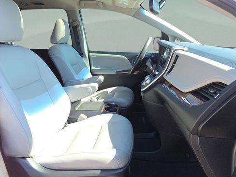 Used 2016 Toyota Sienna image 20