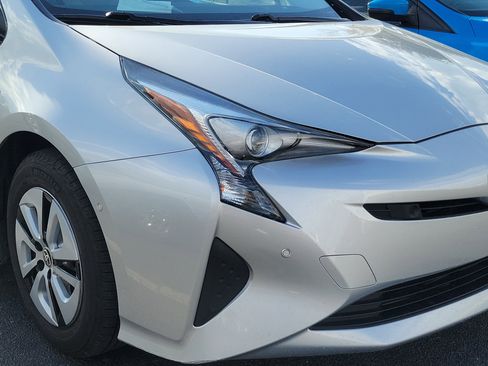Used 2018 Toyota Prius Three image 2