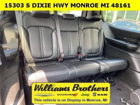 Used 2024 Jeep Wagoneer Series II w/ Flexible Seating Group image 28