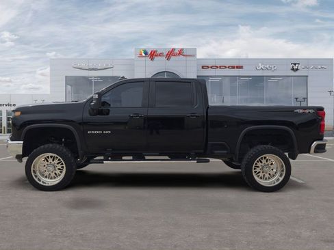 Used 2024 Chevrolet Silverado 2500 LT AWD/4WD image 2