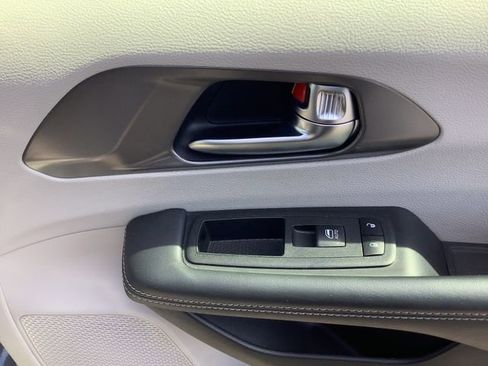 Used 2023 Chrysler Pacifica Touring-L image 39