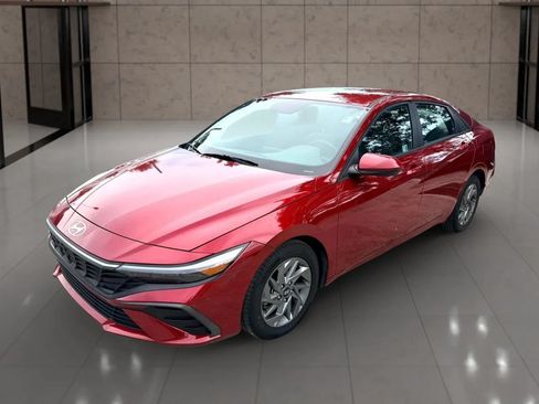 Used 2024 Hyundai Elantra SEL FWD image 7