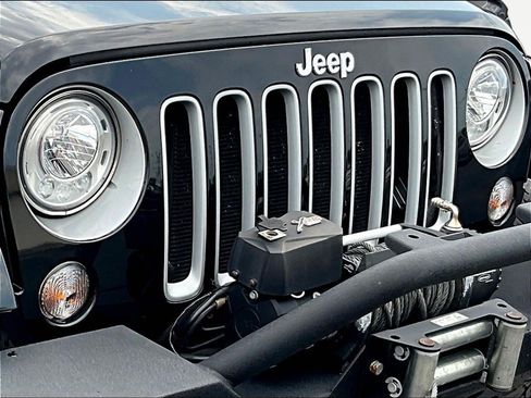 Used 2017 Jeep Wrangler Unlimited Sahara w/ Connectivity Group AWD/4WD image 32