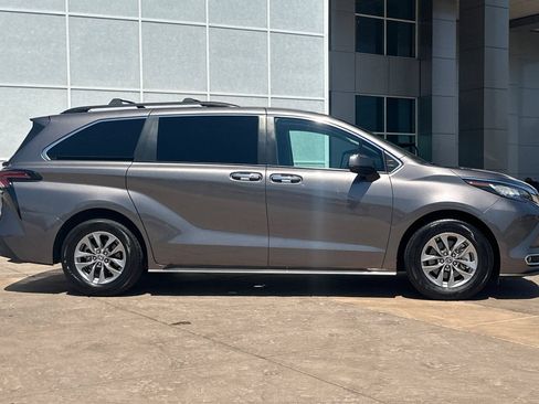 Certified 2022 Toyota Sienna XLE w/ XLE Plus Package FWD image 3