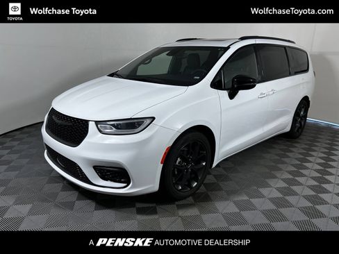 Used 2025 Chrysler Pacifica Limited FWD image 1
