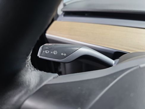 Used 2022 Tesla Model Y Long Range AWD/4WD image 27