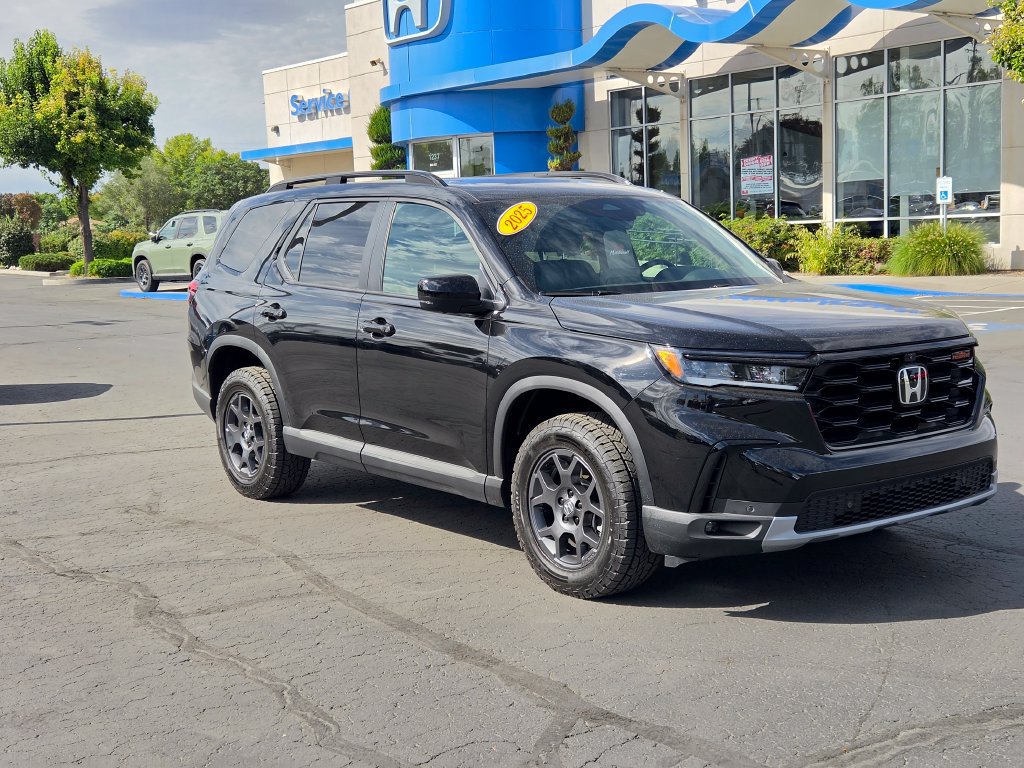 Used 2025 Honda Pilot TrailSport image 2
