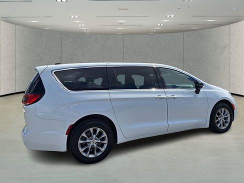 Used 2025 Chrysler Pacifica Select w/ Uconnect Theater Family Group AWD/4WD image 5