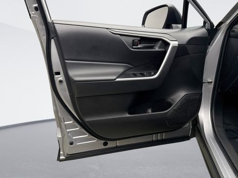 Used 2022 Toyota RAV4 LE image 9