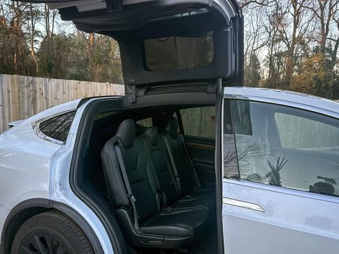 Used 2019 Tesla Model X 75D image 29