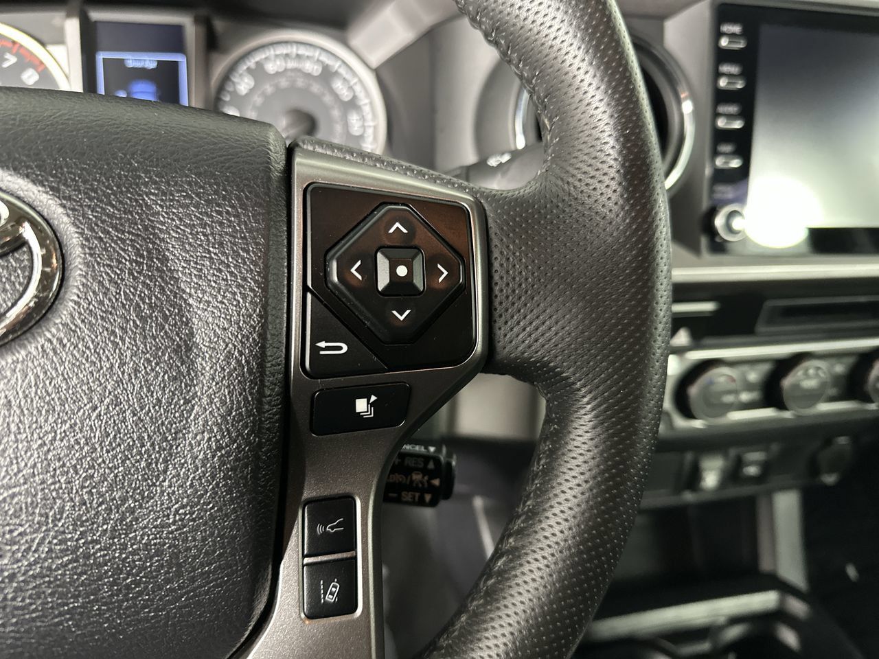 Used 2022 Toyota Tacoma SR5 w/ Technology Package RWD image 8