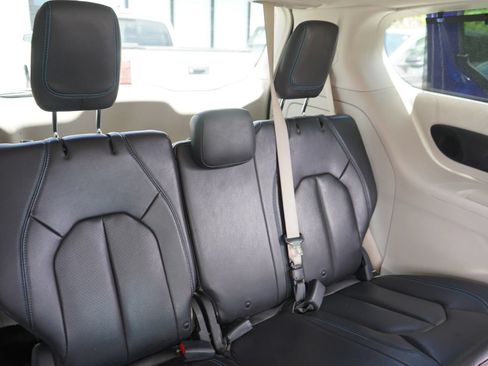 Used 2021 Chrysler Pacifica Touring-L FWD image 22