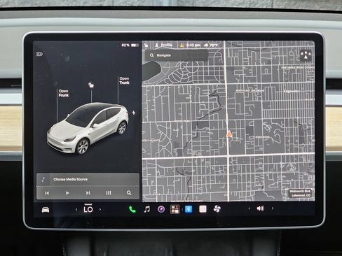 Used 2021 Tesla Model Y Long Range AWD/4WD image 24