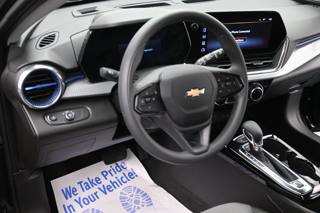 Used 2025 Chevrolet Trax LT FWD image 14