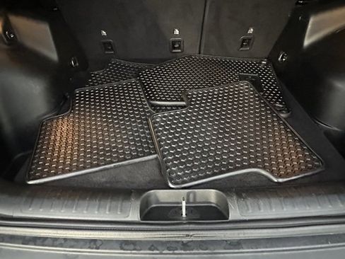 Used 2019 Jeep Cherokee Latitude Plus w/ Cold Weather Group image 18