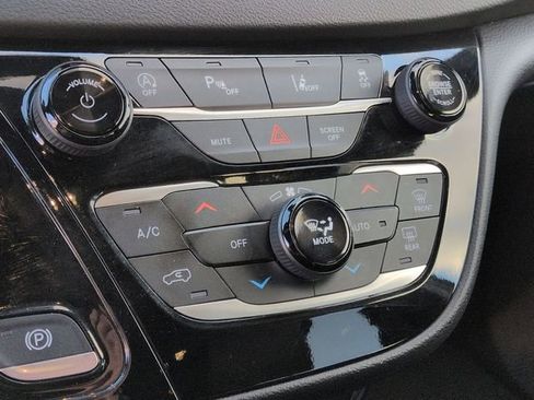 Certified 2025 Chrysler Pacifica Select image 21