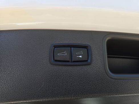 Certified 2023 Porsche Macan AWD/4WD image 20