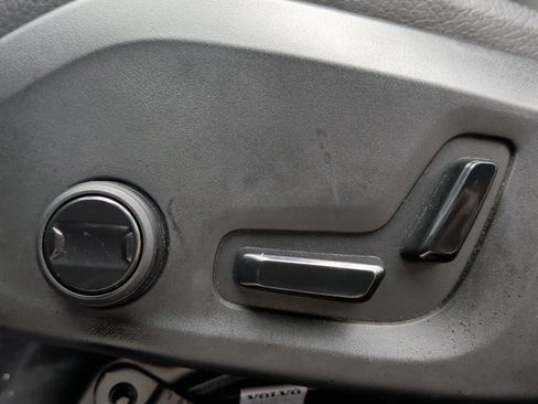 Used 2025 Volvo XC60 B5 Plus image 32