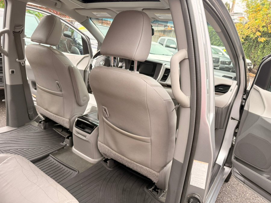 Used 2017 Toyota Sienna XLE w/ XLE Navigation Package AWD/4WD image 23