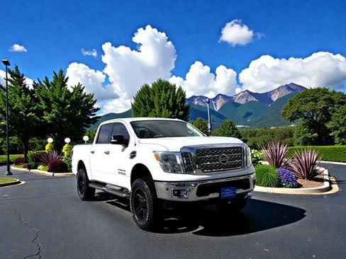 Used 2017 Nissan Titan SV image 1