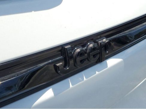 Used 2025 Jeep Grand Cherokee Limited w/ Black Appearance Package image 6