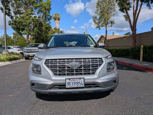 Used 2021 Hyundai Venue SEL FWD image 3