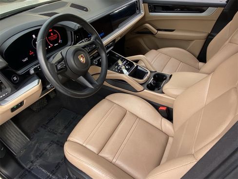 Used 2024 Porsche Cayenne image 18