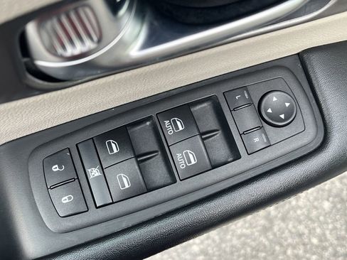 Used 2021 Chrysler Pacifica Touring-L image 18