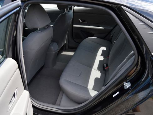 Used 2023 Hyundai Elantra SE FWD image 12