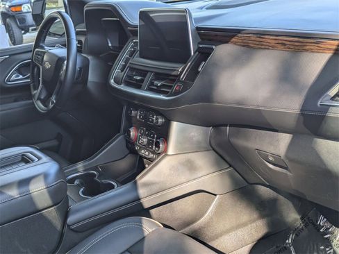 Used 2023 Chevrolet Suburban Premier image 32