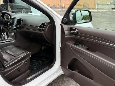Used 2019 Jeep Grand Cherokee Overland AWD/4WD image 18