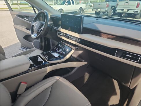 Used 2022 Lincoln Nautilus Reserve image 25