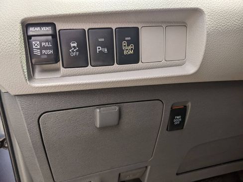 Used 2015 Toyota Sienna XLE w/ XLE Navigation Package FWD image 16