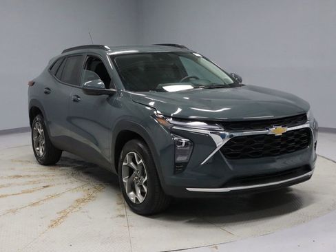 Used 2025 Chevrolet Trax LT w/ LT Convenience Package image 1