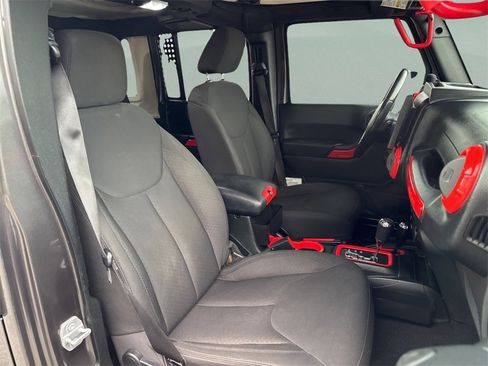 Used 2018 Jeep Wrangler Unlimited Sport w/ Connectivity Group image 38