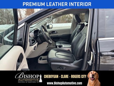 Used 2023 Chrysler Pacifica Touring-L FWD image 5