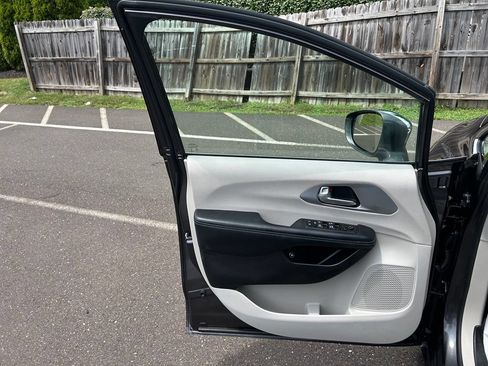Used 2017 Chrysler Pacifica Platinum FWD image 11
