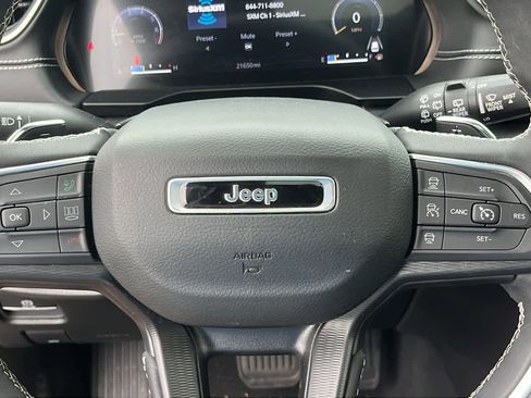 Used 2023 Jeep Grand Cherokee Altitude AWD/4WD image 11