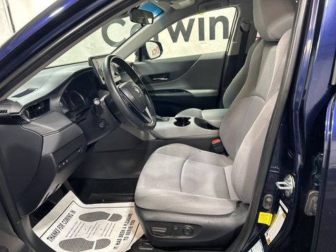 Used 2022 Toyota Venza LE image 21