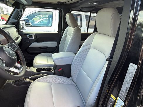 Used 2023 Jeep Gladiator Overland image 14