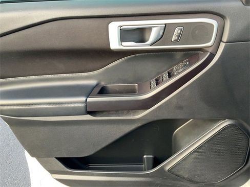 Used 2020 Ford Explorer XLT image 11