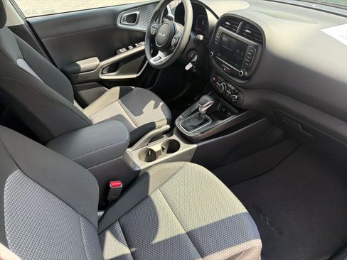 Used 2025 Kia Soul LX w/ LX Technology Package FWD image 34