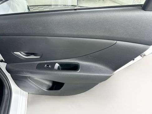 Used 2025 Hyundai Elantra Blue image 28