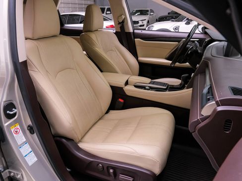 Used 2020 Lexus RX 450hL Luxury w/ Accessory Package image 37