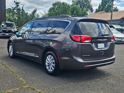 Used 2017 Chrysler Pacifica Touring-L FWD image 3