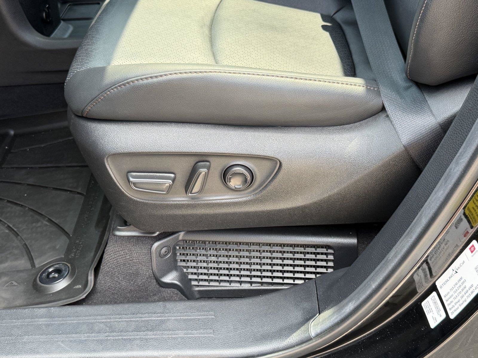 Used 2025 Toyota Sienna Limited AWD/4WD image 14